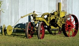 Traktor International Harvester Mogul 8-16 sprzedawany w sieci handlowej McCormicka oraz w sieci Deeringa pod nazwą Titan 8-16 Junior. Cena traktora w 1914 roku to 675 dolarów